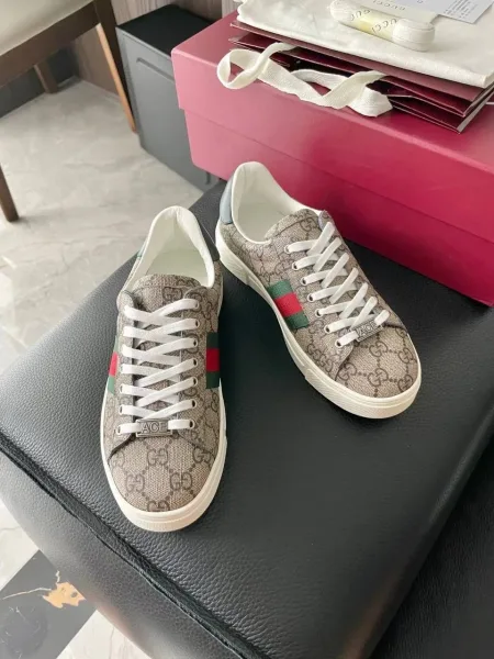 Кеды Gucci Ace бежево-чёрные с полосой Web — фото 1