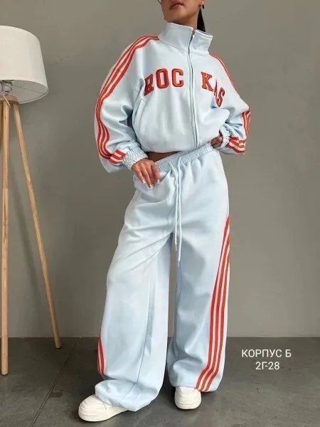 Спортивный костюм с молнией, боковыми лампасами и качественной вышивкой — фото 10