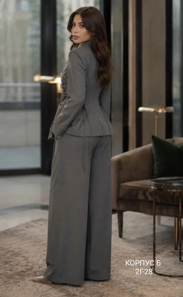 Костюм-двойка с пиджаком и брюками — фото 1