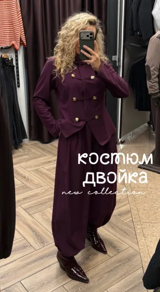 Костюм с акцентным гусарским жакетом и стильными брюками-алладинами — фото 1
