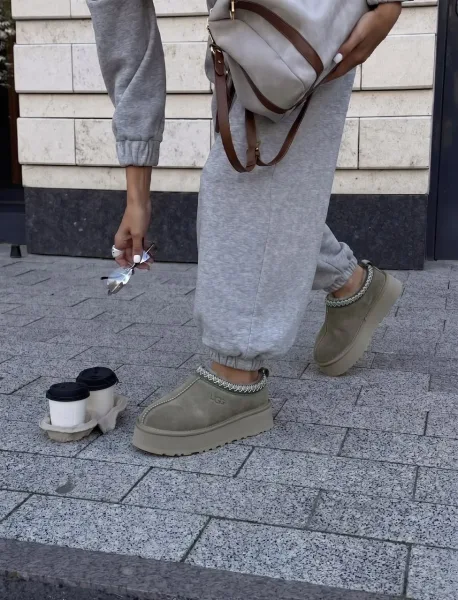 Платформенные ботинки UGG на зиму — фото 8
