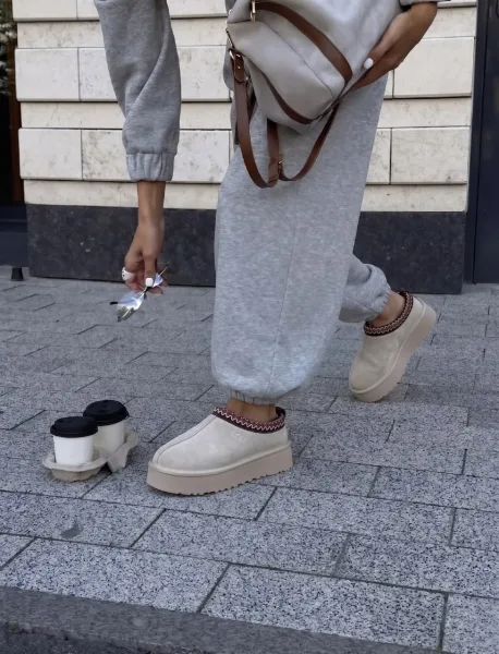 Платформенные ботинки UGG на зиму — фото 7