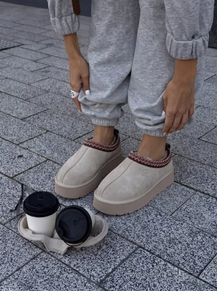 Платформенные ботинки UGG на зиму — фото 15