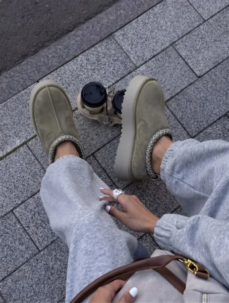 Платформенные ботинки UGG на зиму — фото 17