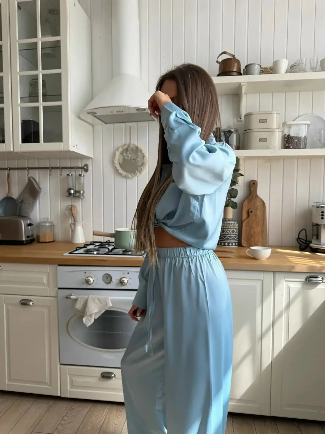 Легкий костюм из шелка с рубашкой свободного кроя — фото 1