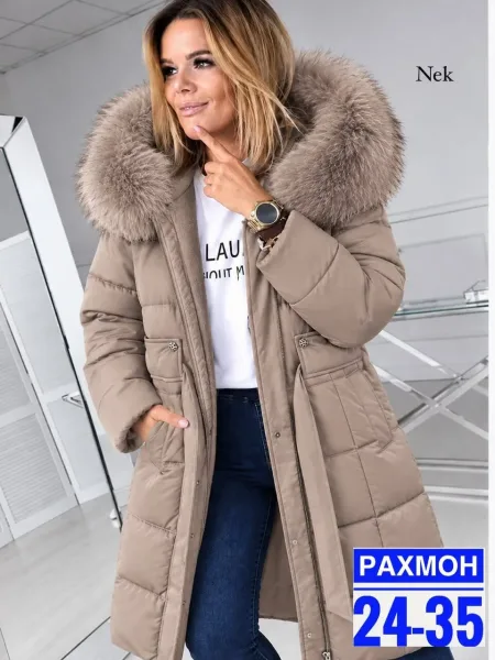 Тёплая и стильная куртка с съёмным меховым капюшоном — фото 3