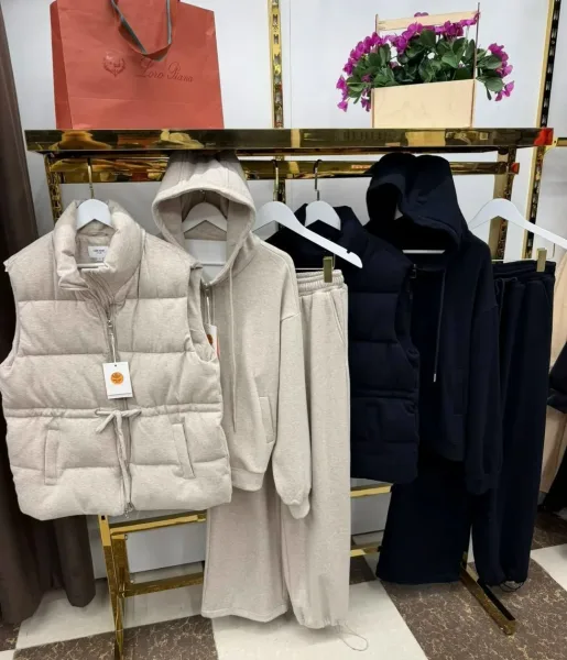 Утеплённый костюм из жилетки, худи на молнии и брюк для прохладной погоды — фото 11