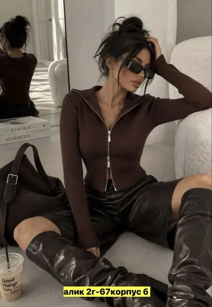 Однотонная кофта из ткани — фото 1
