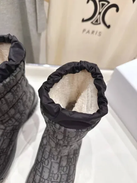 Женские утеплённые сапоги Dior с меховой отделкой — фото 9