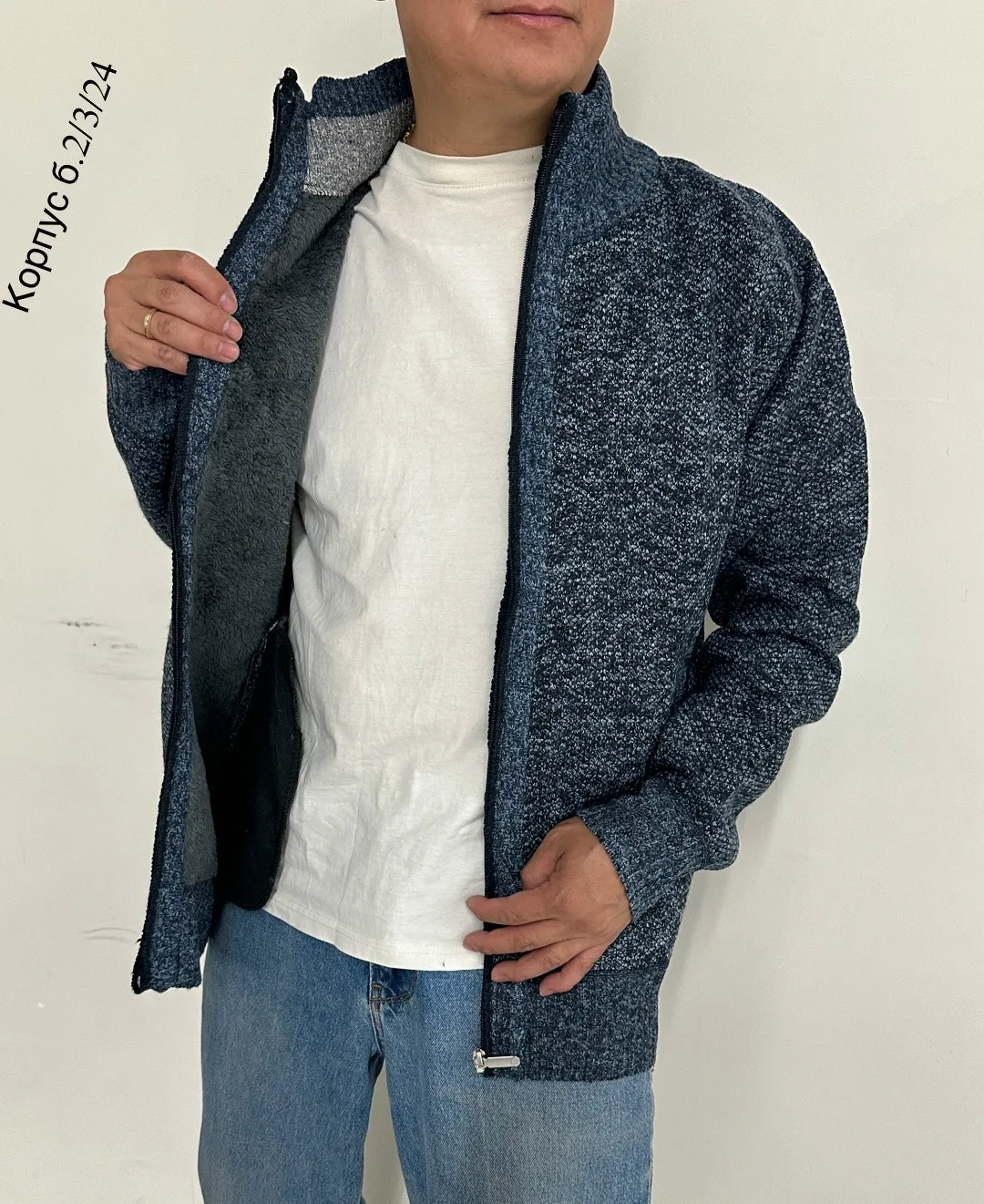 Мужской свитер с меховым воротником — фото 4