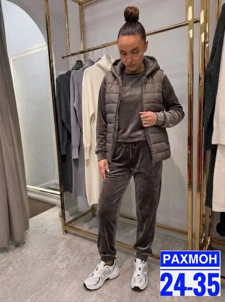 Уютный спортивный костюм тройка из мягкого велюра с жилеткой удобная посадка жилет на молнии прямого кроя на подкладке — фото 1