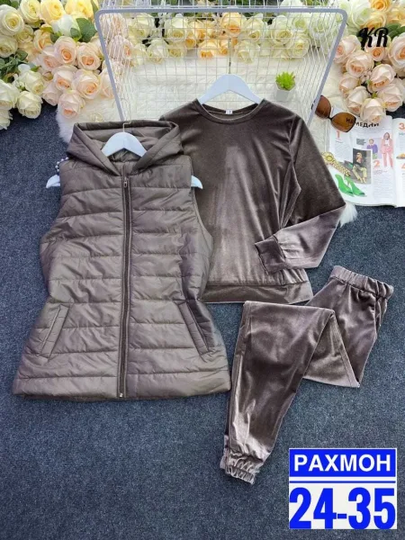 Уютный спортивный костюм тройка из мягкого велюра с жилеткой удобная посадка жилет на молнии прямого кроя на подкладке — фото 3