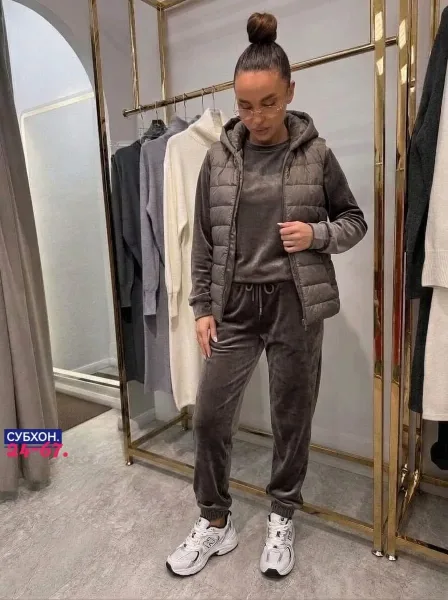 Уютный спортивный костюм тройка из мягкого велюра с жилеткой удобная посадка жилет на молнии прямого кроя на подкладке — фото 1