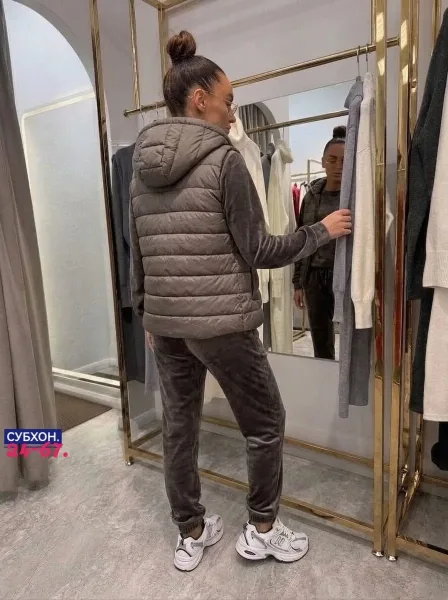 Уютный спортивный костюм тройка из мягкого велюра с жилеткой удобная посадка жилет на молнии прямого кроя на подкладке — фото 2