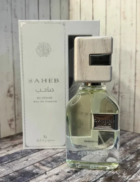 Saheb Intense это восточный древесный аромат с акцентом на ладан и специи