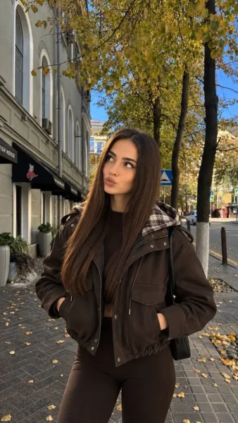 Курточка в шоколадном оттенке идеальный вариант на каждый день — фото 7