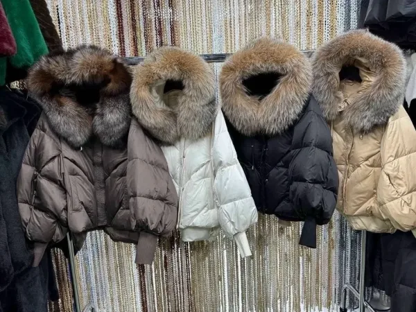 Пальто зимнее с натуральным меховым воротником — фото 1