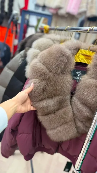 Пальто зимнее с натуральным меховым воротником