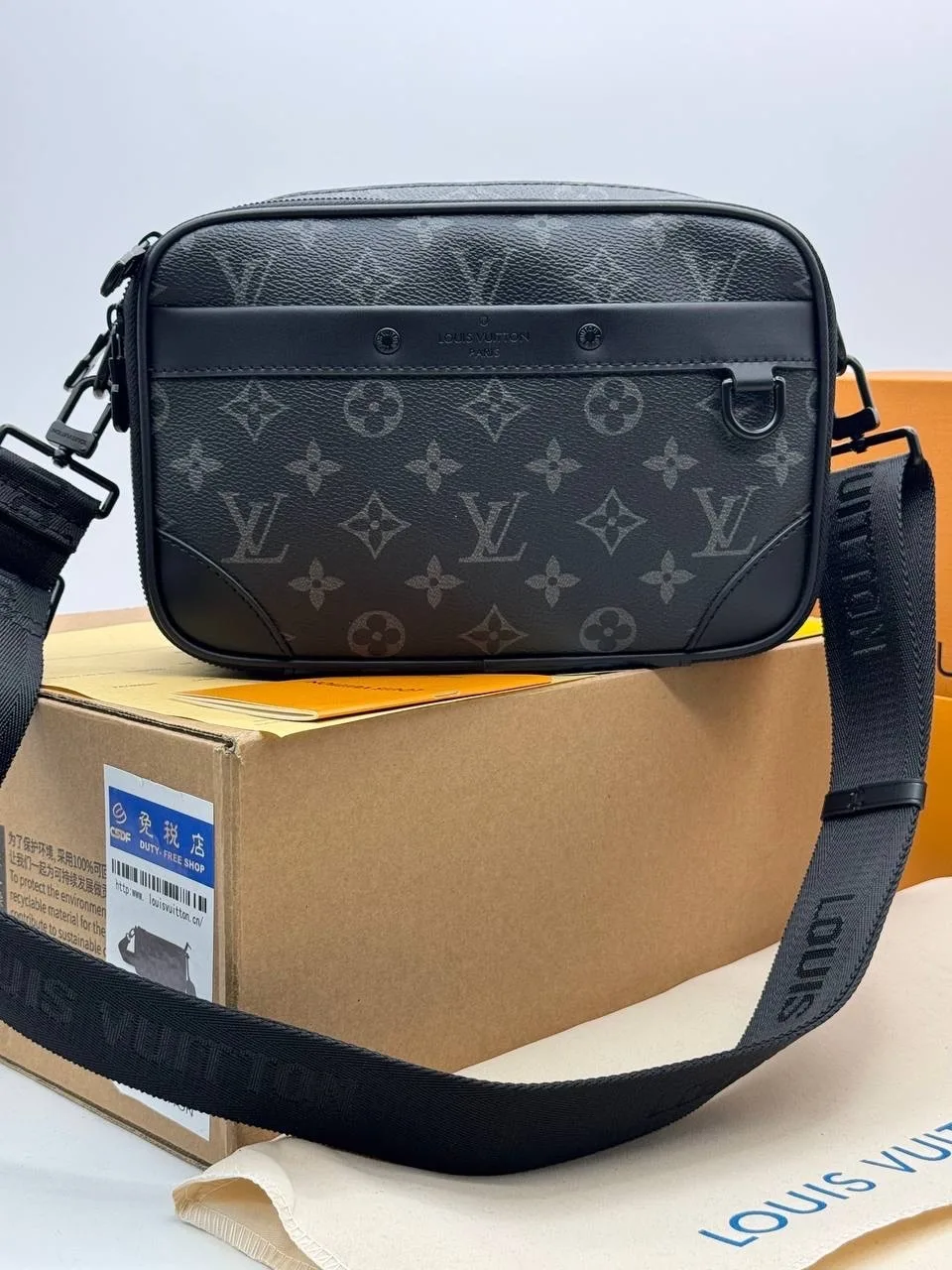 Сумка на плечо из натуральной кожи бренда Louis Vuitton — фото 2