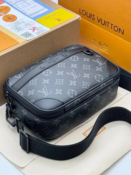 Сумка на плечо из натуральной кожи бренда Louis Vuitton — фото 5