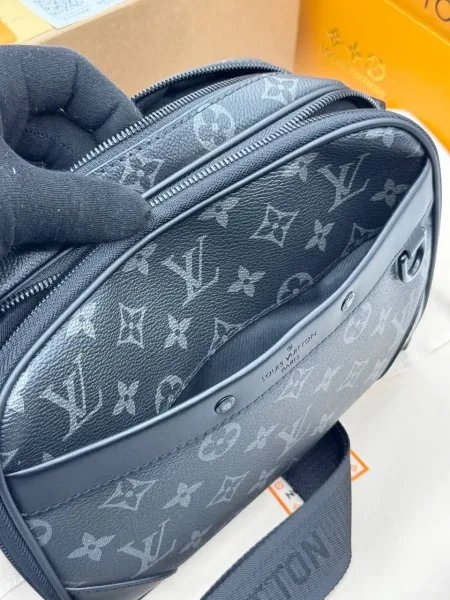 Сумка на плечо из натуральной кожи бренда Louis Vuitton — фото 8