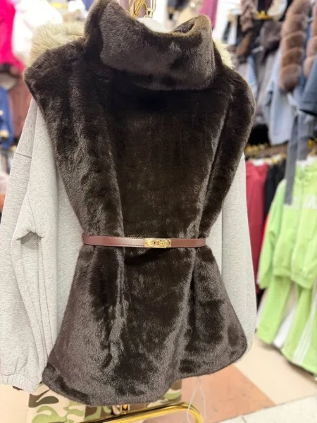 Жилет из искусственного экомеха — фото 9