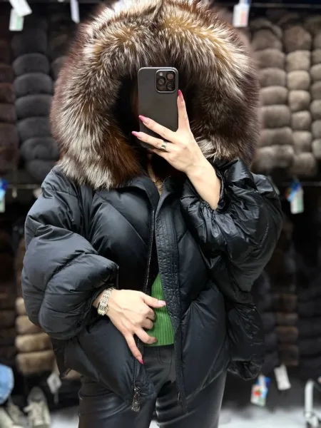 Пальто зимнее с натуральным меховым воротником — фото 1