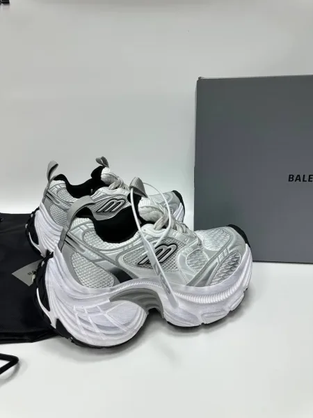 Топ-модель BALENCIAGA 10XL, кожаные туфли с вставками сетки и хлопковой стелькой — фото 10