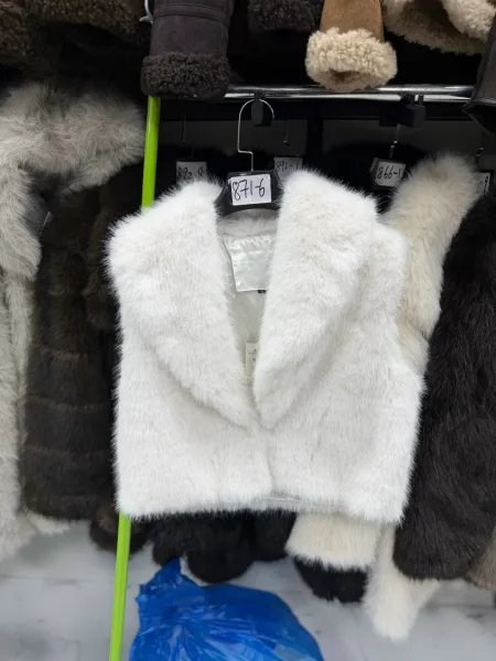 Жилет утеплённый из искусственного меха — фото 2