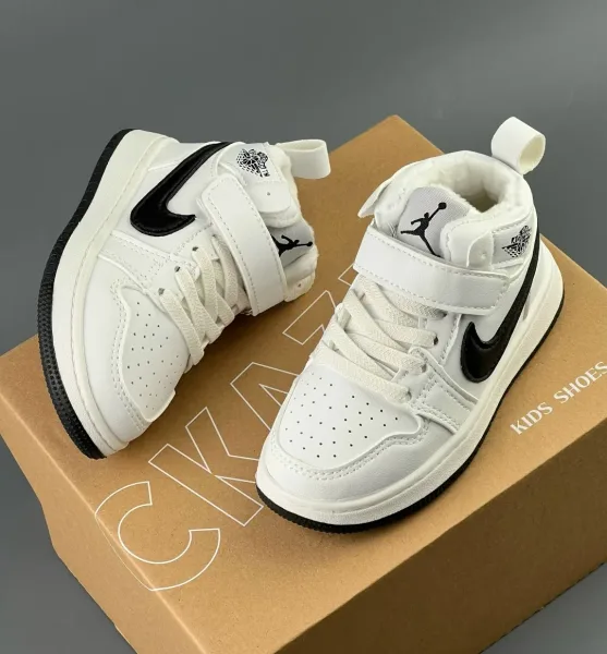 Спортивные кроссовки из эко-кожи с начесом и флисовым внутренним покрытием — фото 9