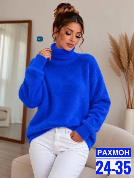Нежный, мягкий свитер с высоким горлом идеальный вариант для уютных и стильных образов — фото 6