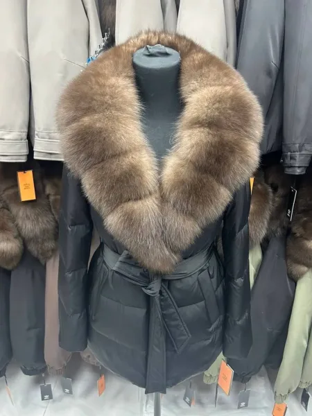 Пуховик с натуральным мехом песца — фото 4