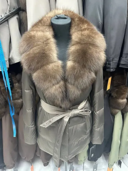 Пуховик с натуральным мехом песца — фото 5
