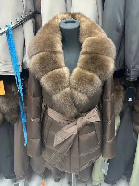 Пуховик с натуральным мехом песца — фото 6