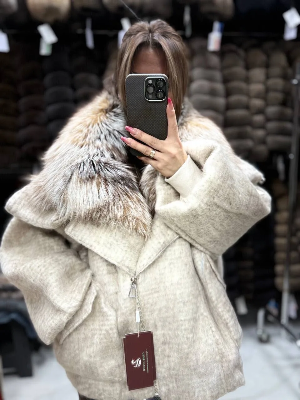 Пальто из валяной шерсти с мехом лисы и енота — фото 1