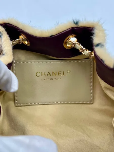 Сумка CHANEL из натурального меха — фото 7