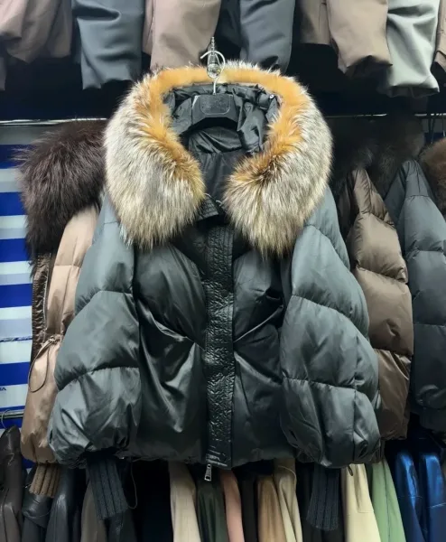 Пальто зимнее с натуральным меховым воротником — фото 4
