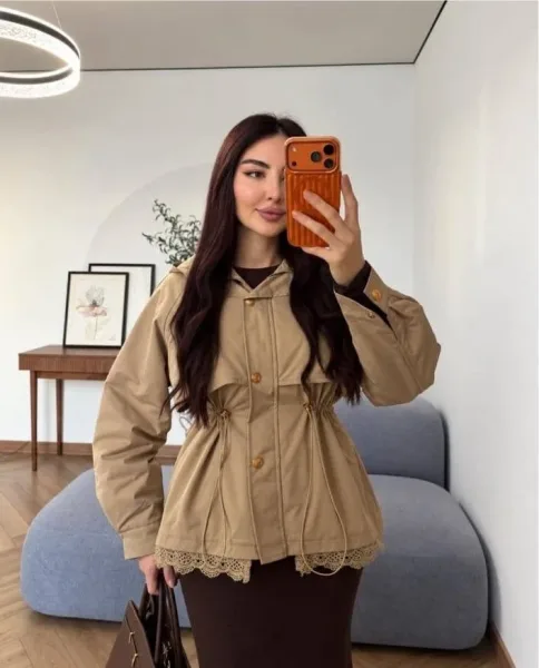 Тренчи с гипюровой вставкой на спинке — фото 16