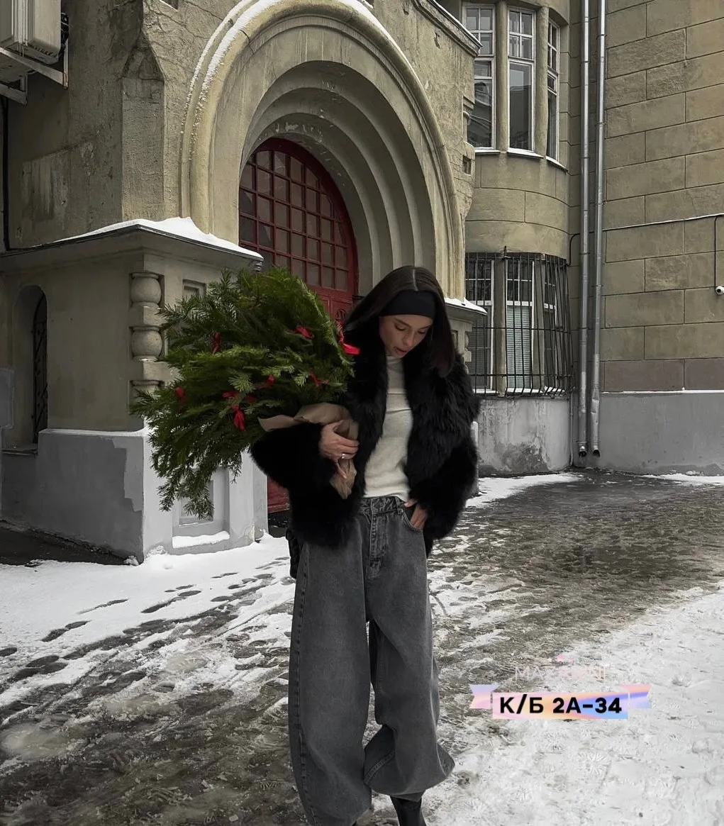 Черная шуба из искусственного меха с густым ворсом, создающая элегантный и роскошный образ — фото 2