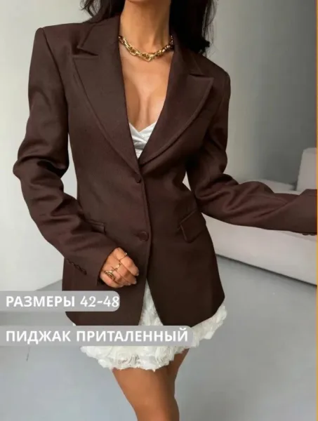Пиджак удлиненный приталенный с баской, из плотной костюмной ткани — фото 7