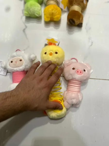 Мягкая игрушка-брелок с пружиной, выполненная из качественных материалов — фото 3