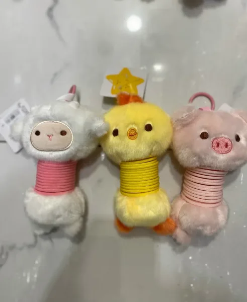 Мягкая игрушка-брелок с пружиной, выполненная из качественных материалов — фото 7