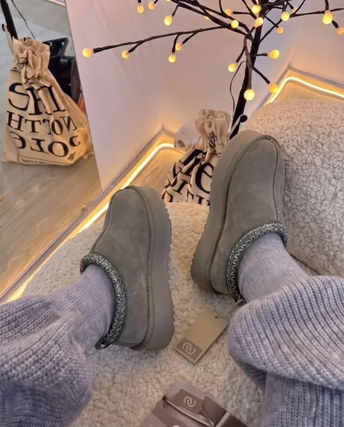Платформенные ботинки UGG на зиму — фото 11