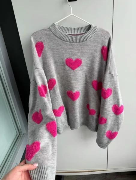 Мягкий и приятный к телу свитер с оверсайз-силуэтом — фото 3