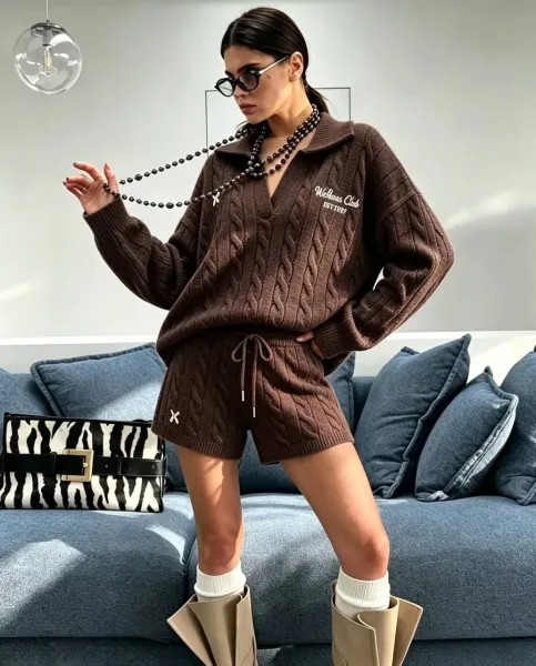 Комфортный и стильный костюм с шортами из вязаной ткани качества — фото 2