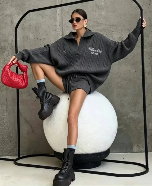 Комфортный и стильный костюм с шортами из вязаной ткани качества — фото 6