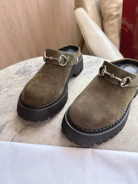 Женские сабо Gucci оливкового цвета — фото 1