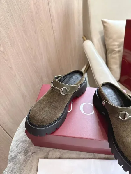 Женские сабо Gucci оливкового цвета — фото 9
