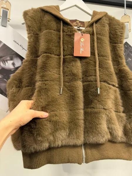 Меховая жилетка с капюшоном из натурального меха кролика — фото 4