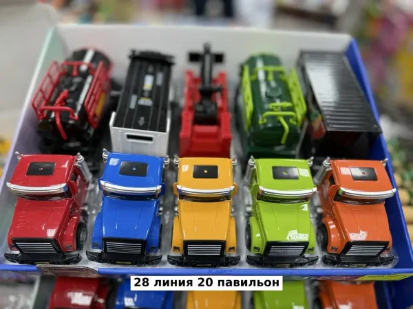 Игрушечная машина из пластика с функцией инерции — фото 1